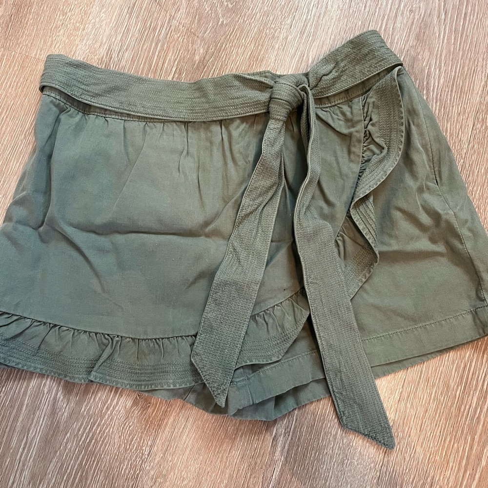 Vineyard Vines wrap skort green khaki with ruffles and zipper size 8